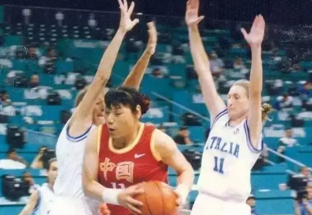 回顾郑海霞在鲁豫节目公开征婚,2010年嫁给粉丝,连办4场婚礼