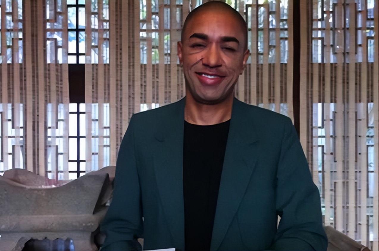 2002年,马克卖掉美国的房产和车,动身来到了中国.