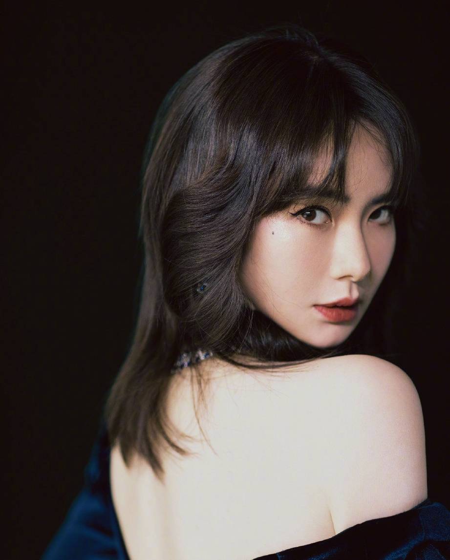 戚薇的大胆写真,火辣身材令人窒息:谁能抵挡这魅力?