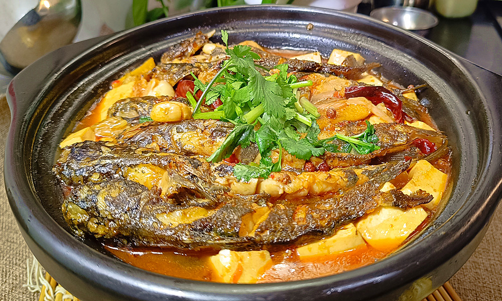 分享一个豆腐烧黄骨鱼的做法,出锅麻辣鲜香,肉质鲜嫩无腥味