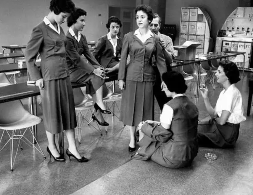 好友罗拉说道:"下周见,海伦.