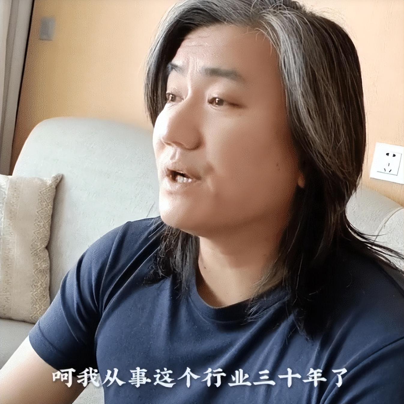拍小视频的道路,曾多次看到其直播到后半夜,卖一些价格便宜亲民的产品