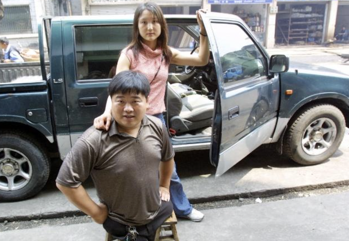 回顾:重庆男人没有双腿,却成为煤老板,身家3亿,娶秘书做老婆