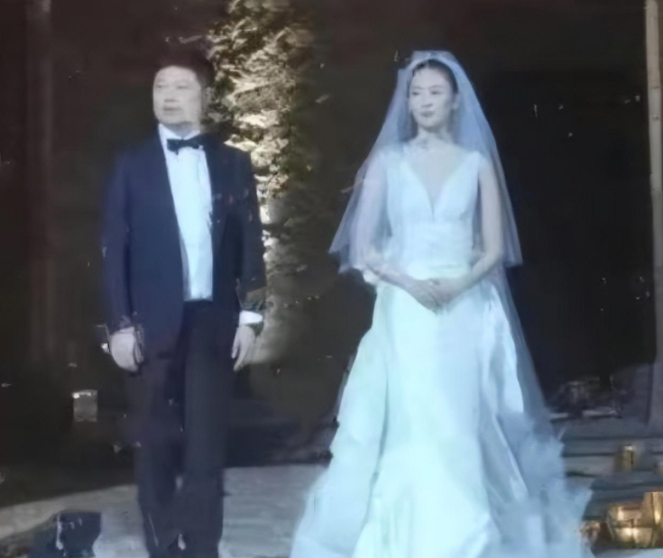 回顾童瑶:遭前男友殴打嫁大17岁"富商"王冉,余生老公成保护伞