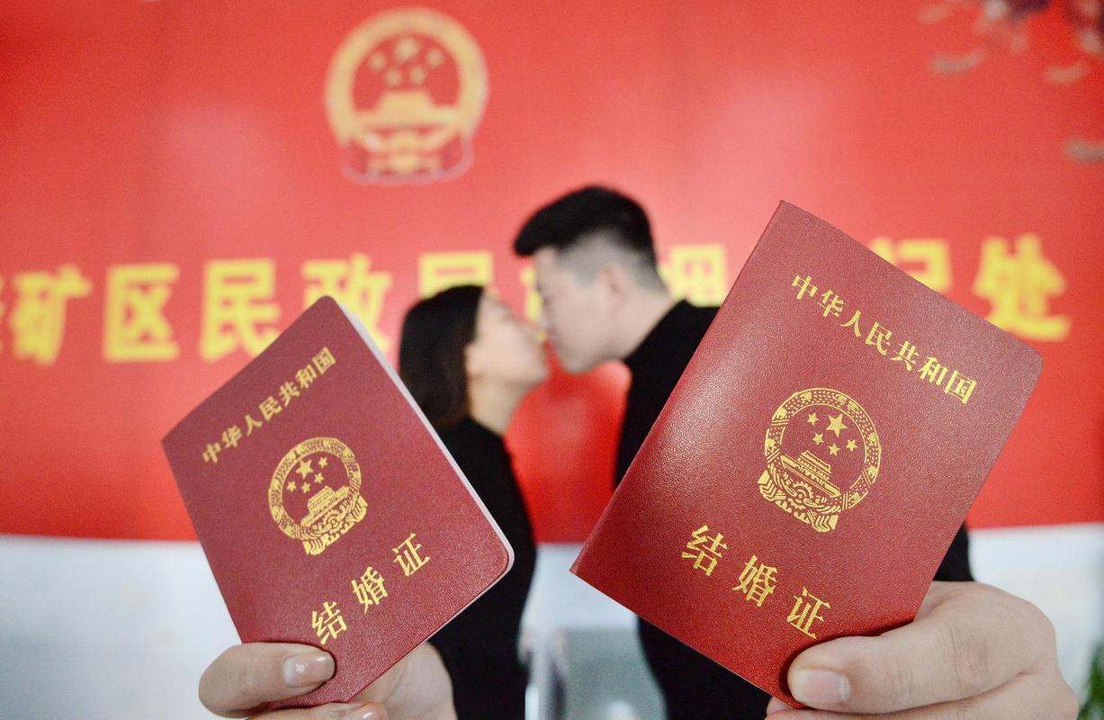 在西安的一家酒店上班时,与同事陈平相恋