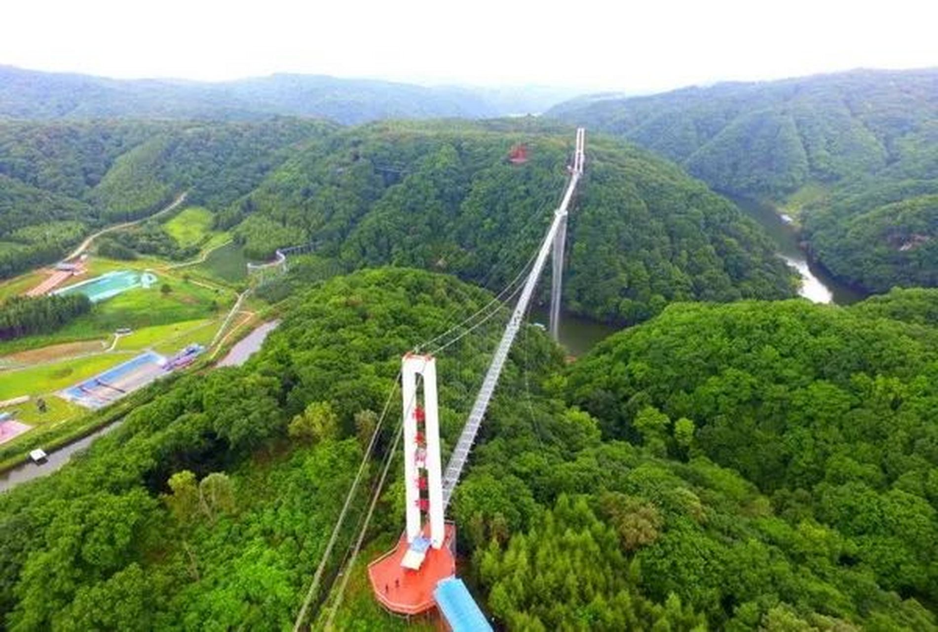 南天门风景区依绕村而过的大苏河而建,山青水秀,民风淳朴,是兼有