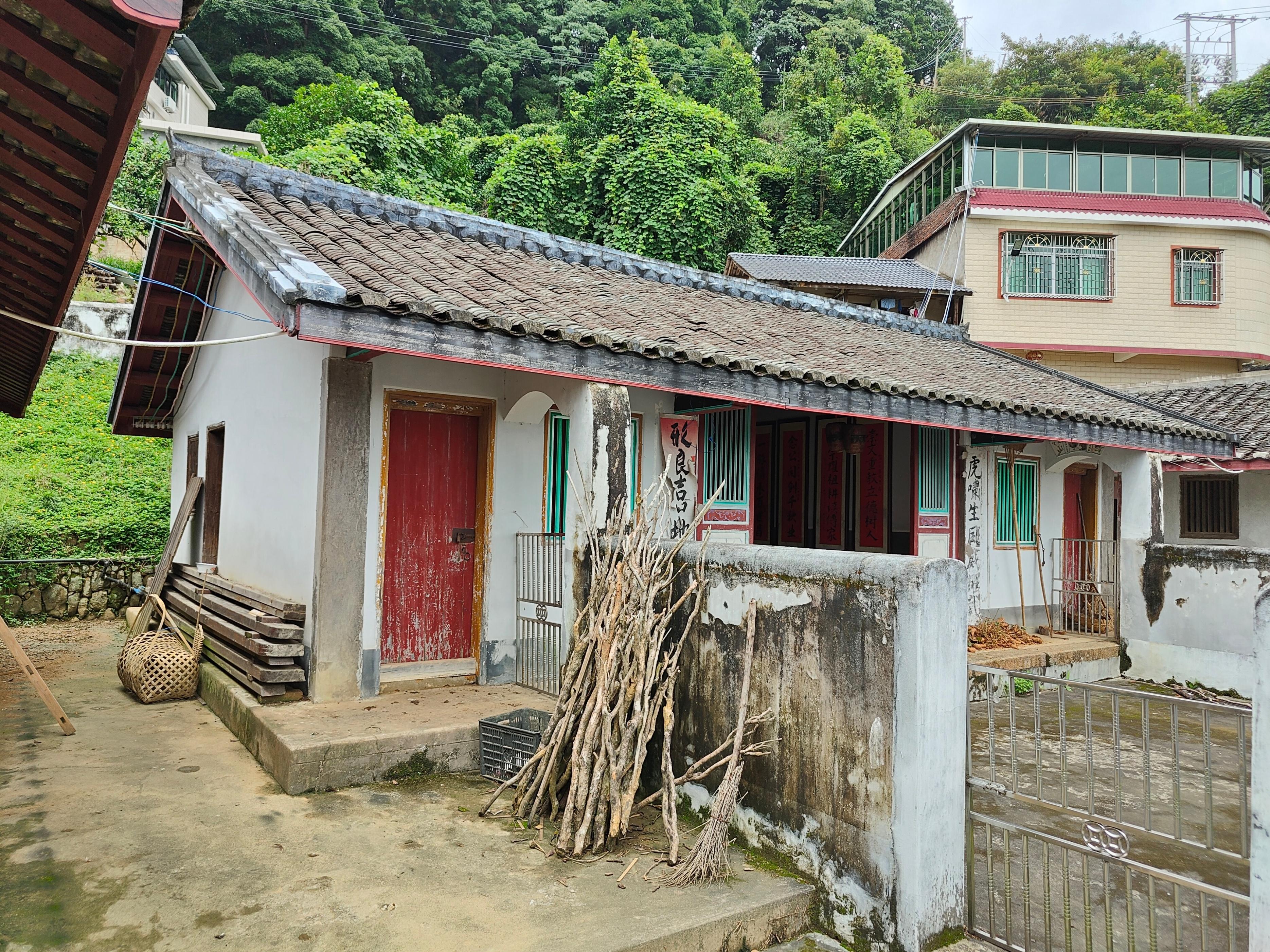 绳裕分居是一座两层高的小型客家民居,至今还有人居住.