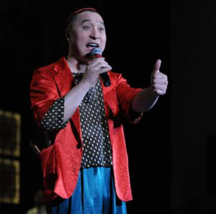 1998年,吉林二人转剧场的老板林越招揽了已经在民间小有名气的张小飞