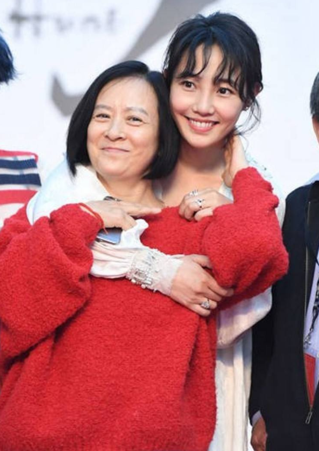 王京花:嫁给演员董志华,30年婚姻恩爱如初,影帝儿子是心中骄傲