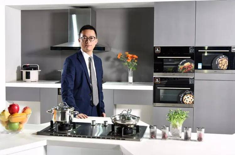 华帝董事长潘叶江2018年,华帝营收61.45亿元,比2015年37.