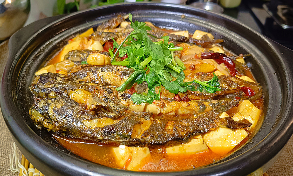 分享一个豆腐烧黄骨鱼的做法,出锅麻辣鲜香,肉质鲜嫩无腥味