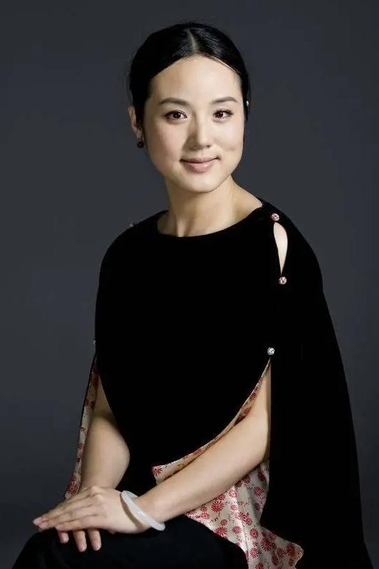 回顾前央视主播杨柳:妻子是知名歌唱家哈辉,3婚也能幸福美满