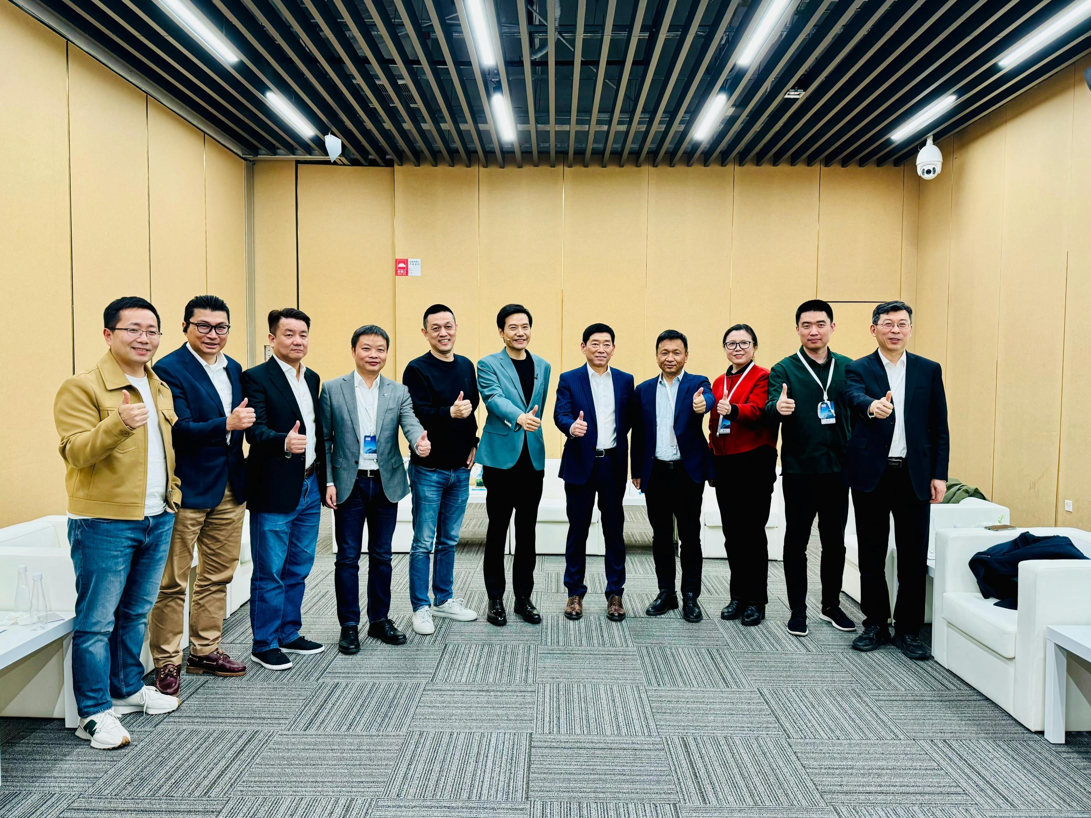 左一起:深蓝汽车ceo邓承浩,顺丰速运集团创始人王卫,小米集团联合创始