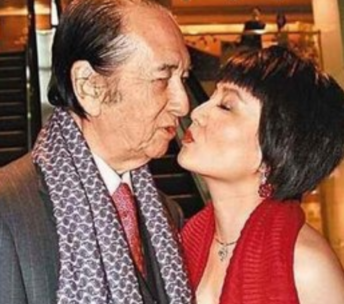 在经历了这段传奇的际遇后,她找到了自己的初恋男友苏炳龙,两人重拾了