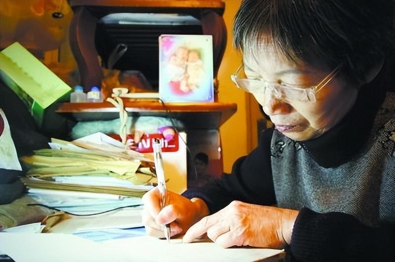 2010年,北京56岁高龄产妇生下龙凤胎,每月要做八份兼职才能温饱