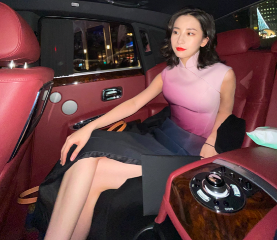 回顾:北京美女靠卖酒爆红,一场直播卖100万,年入3.5亿,凭啥