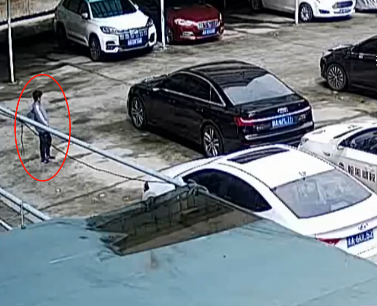 2020年重庆男孩"划"了奥迪,父亲赔3500元后警方调查却发现问题