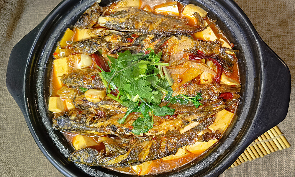 分享一个豆腐烧黄骨鱼的做法,出锅麻辣鲜香,肉质鲜嫩无腥味