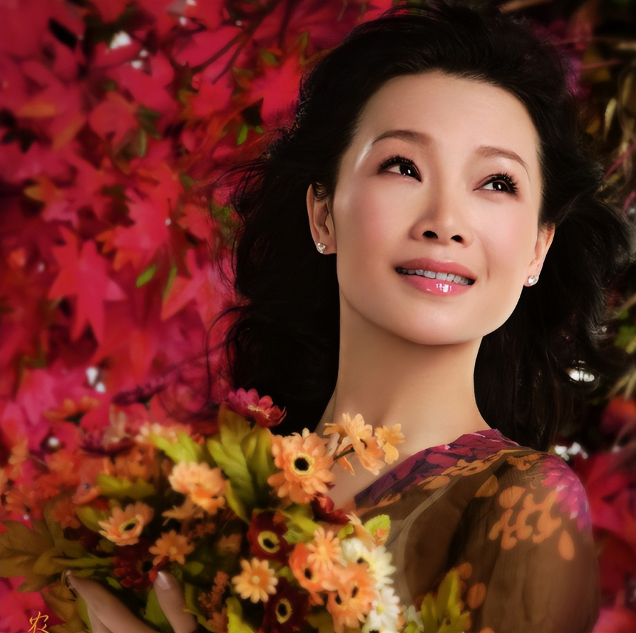 回顾歌唱家吕薇:男友的病逝让她心痛,独自生活多年,50岁仍未婚