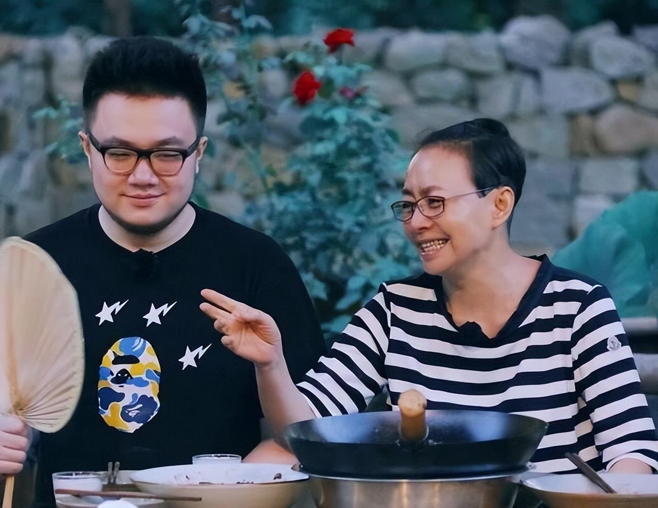 回顾王博谷:嫁小七岁巴图生两子,与"强势婆婆"宋丹丹亲如姐妹