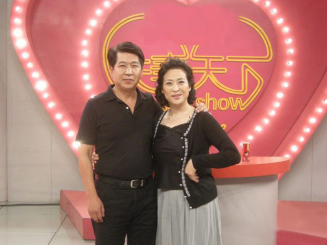 许娣与李又麟做节目合影面对圈内外的猜测,许娣当众回应道:"我真的,亲