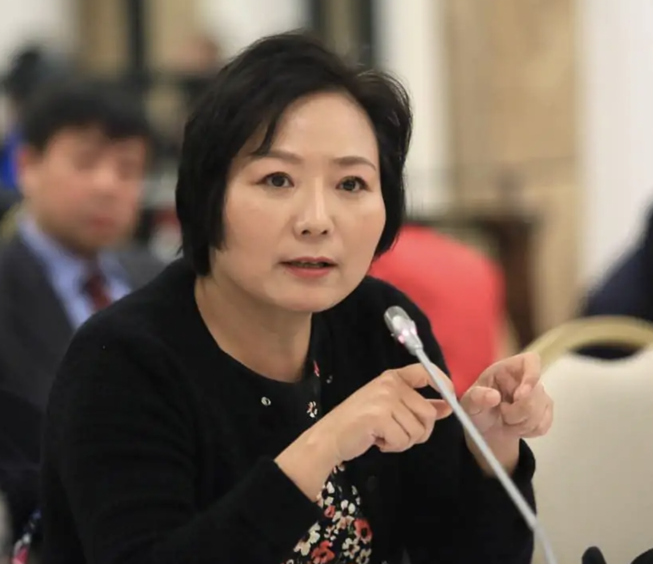 受朋友刺激,再加上旁边的广告部热火朝天,人人月入过万,金钱诱惑实在