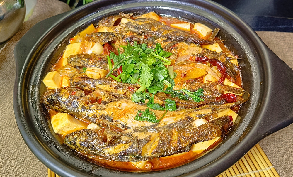分享一个豆腐烧黄骨鱼的做法,出锅麻辣鲜香,肉质鲜嫩无腥味