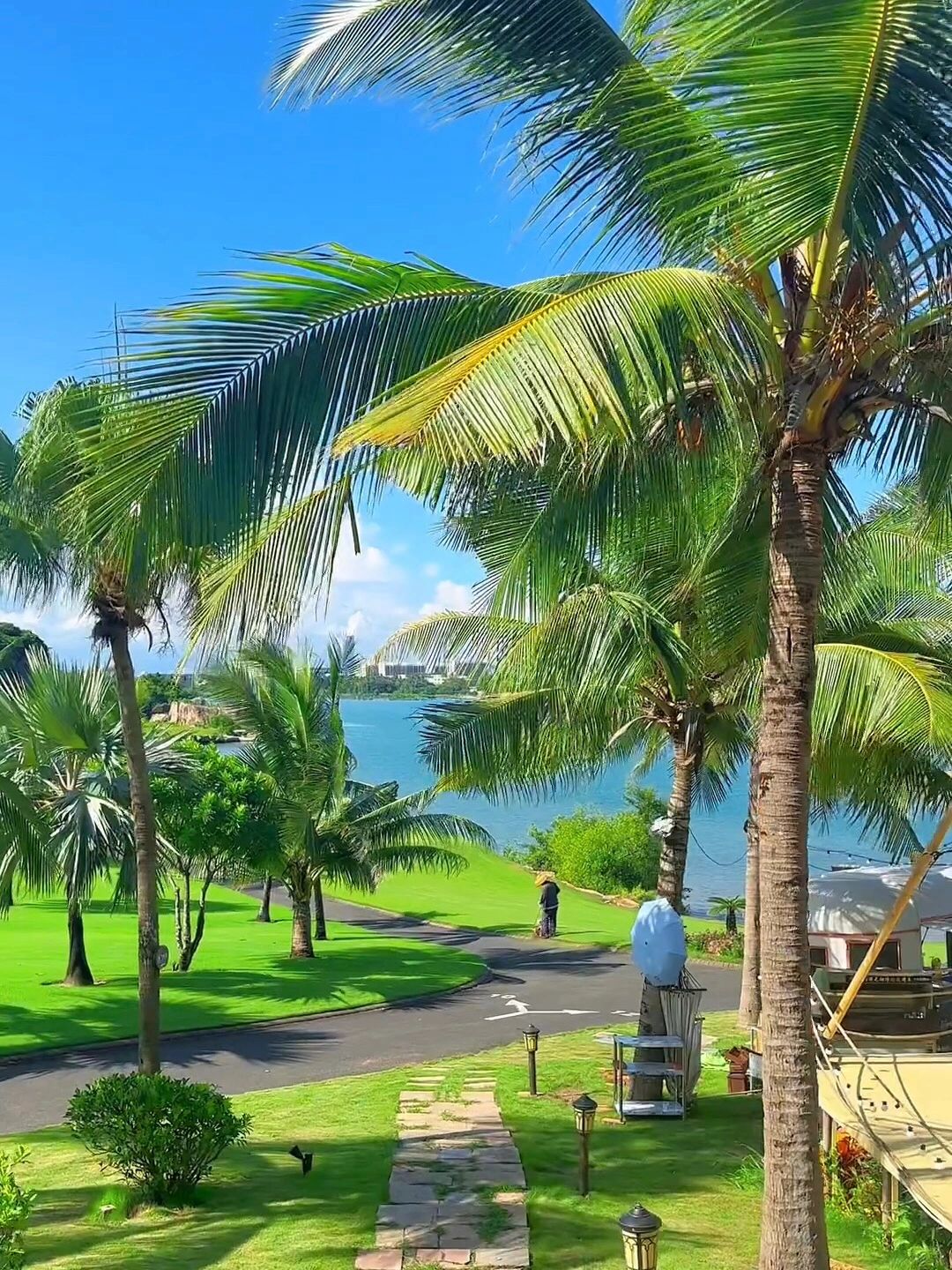 白天碧海蓝天椰林摇曳;傍晚日落如画海浪轻唱度假感瞬间爆棚