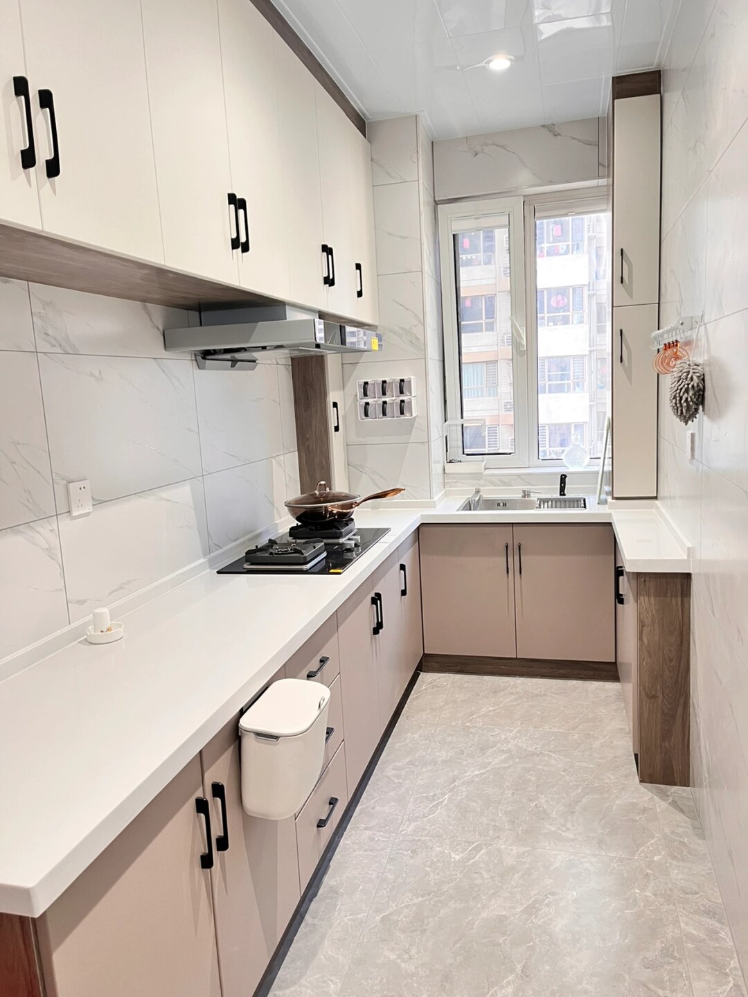 普通人的厨房,才花了6000块 厨房是找木工打的,上柜和下柜,以及吊顶