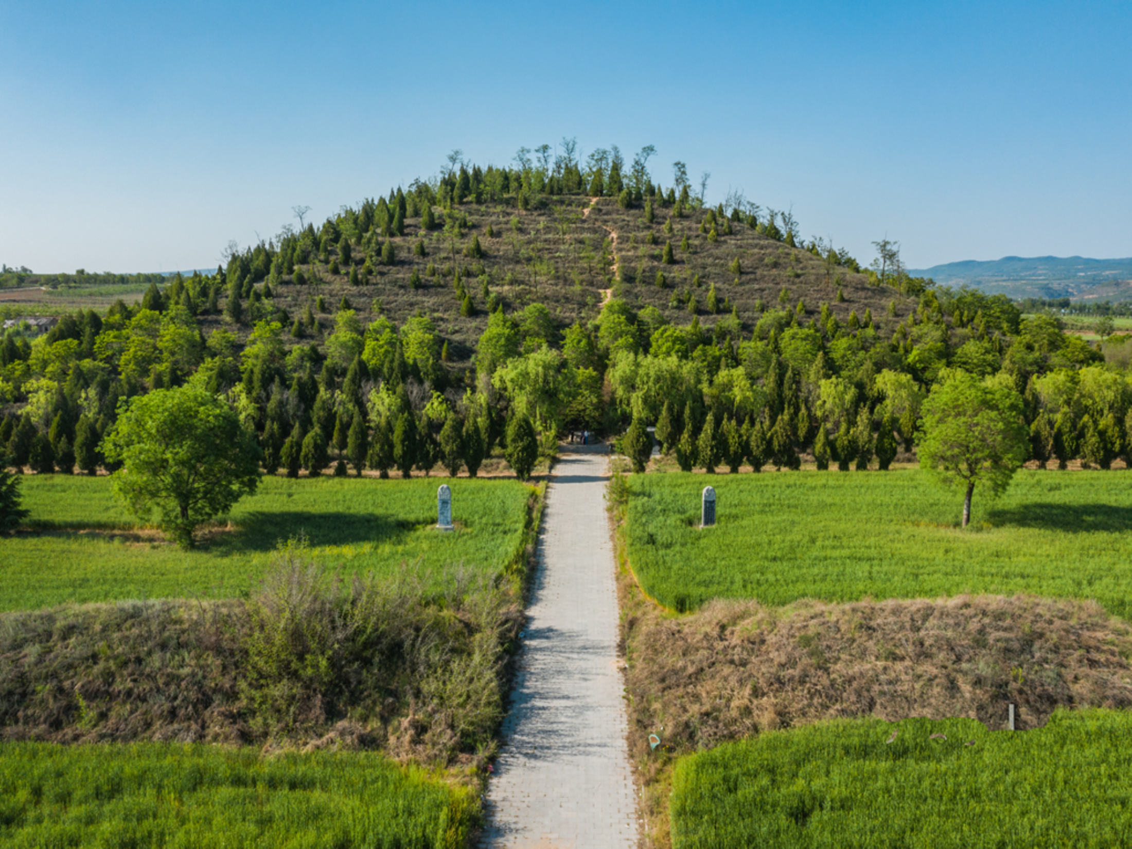 淳化县铁王镇大圪塔村,是汉武帝的嫔妃,汉昭帝的生母钩弋夫人赵氏之墓