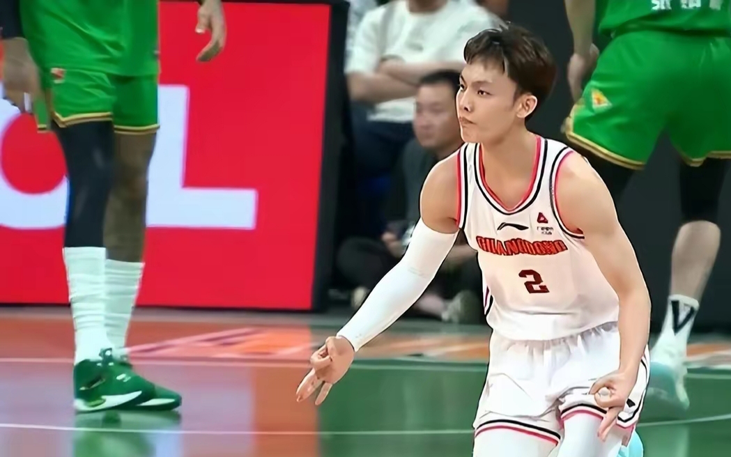 早年成长:徐杰在农村受父亲影响爱上篮球,后被送到东莞体校接受专业