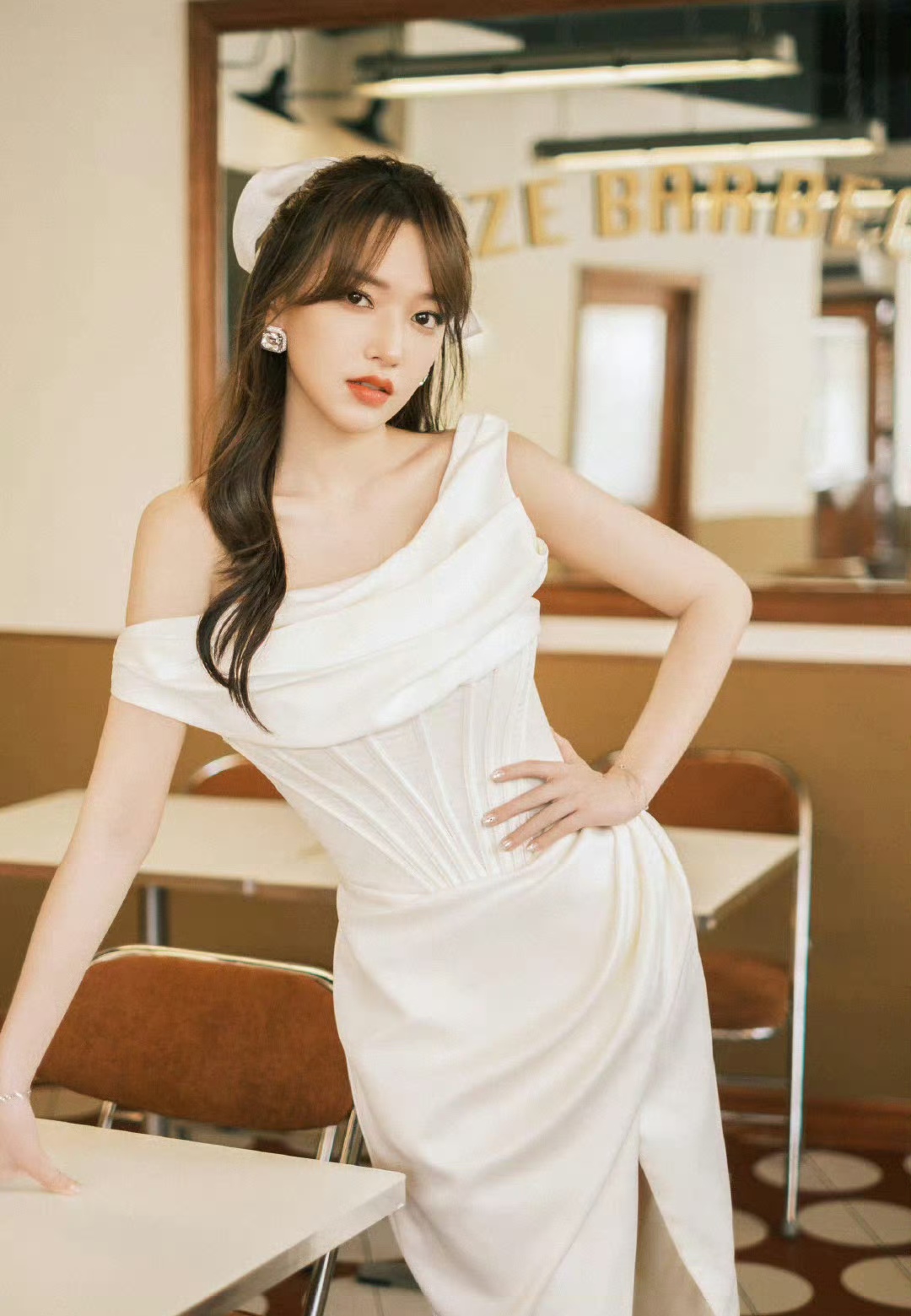 程潇,白色单肩开叉裙,美丽动人!