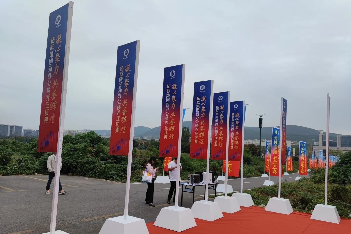 海滩旗定制：夏日海边新风尚