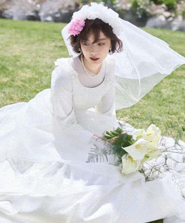 王珞丹晒父母结婚照,婚纱保存了42年,爸妈颜值一看就很贵族范