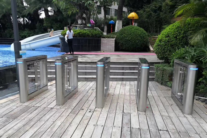 应根据小区需求和预算选择适合的产品,并选择知名品牌和专业生产商.