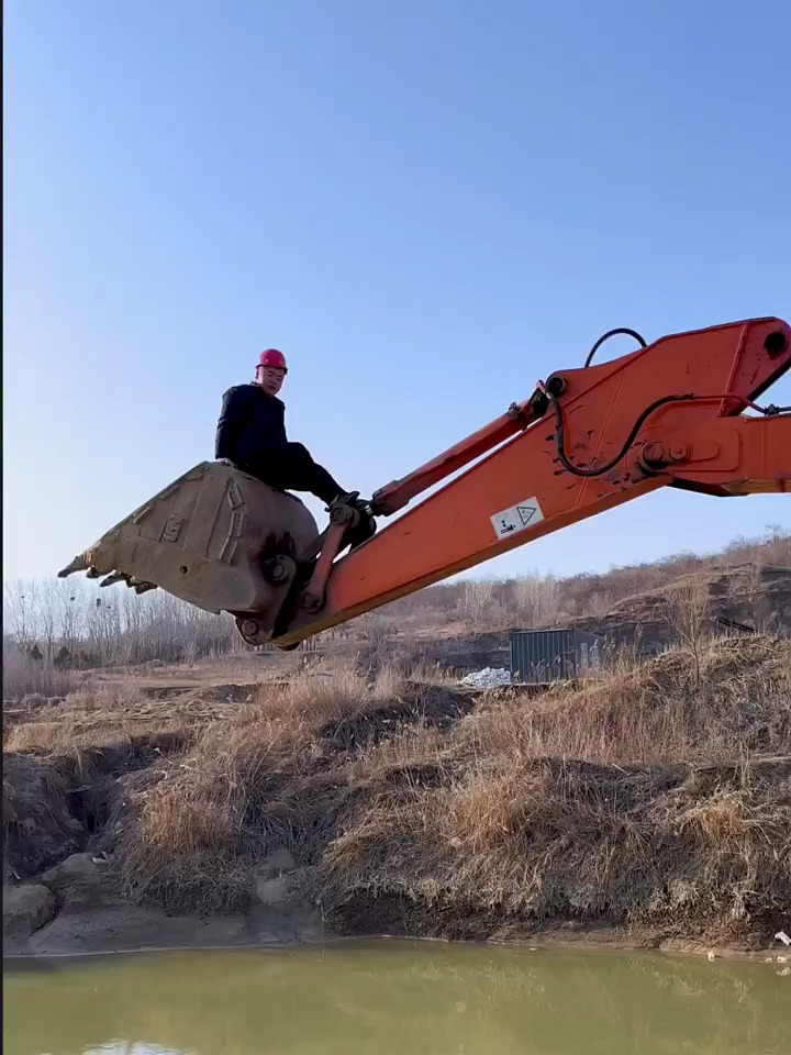 挖掘机司机于工头的较量