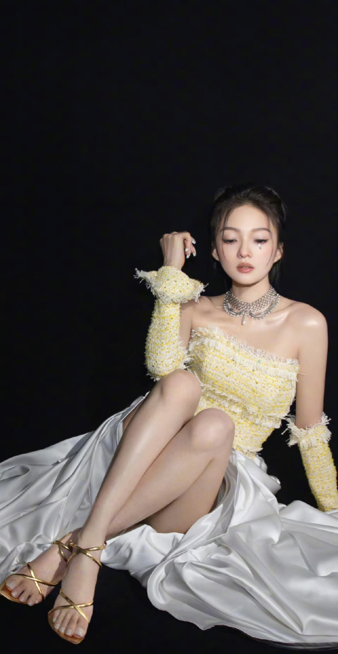 张韶涵,黄色抹胸裙搭配金色高跟鞋,歌美人更美!