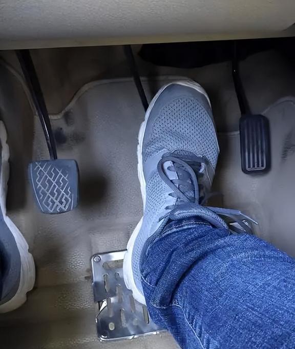 刹车和离合可以一起踩吗?听完老师傅的建议,早点知道好了