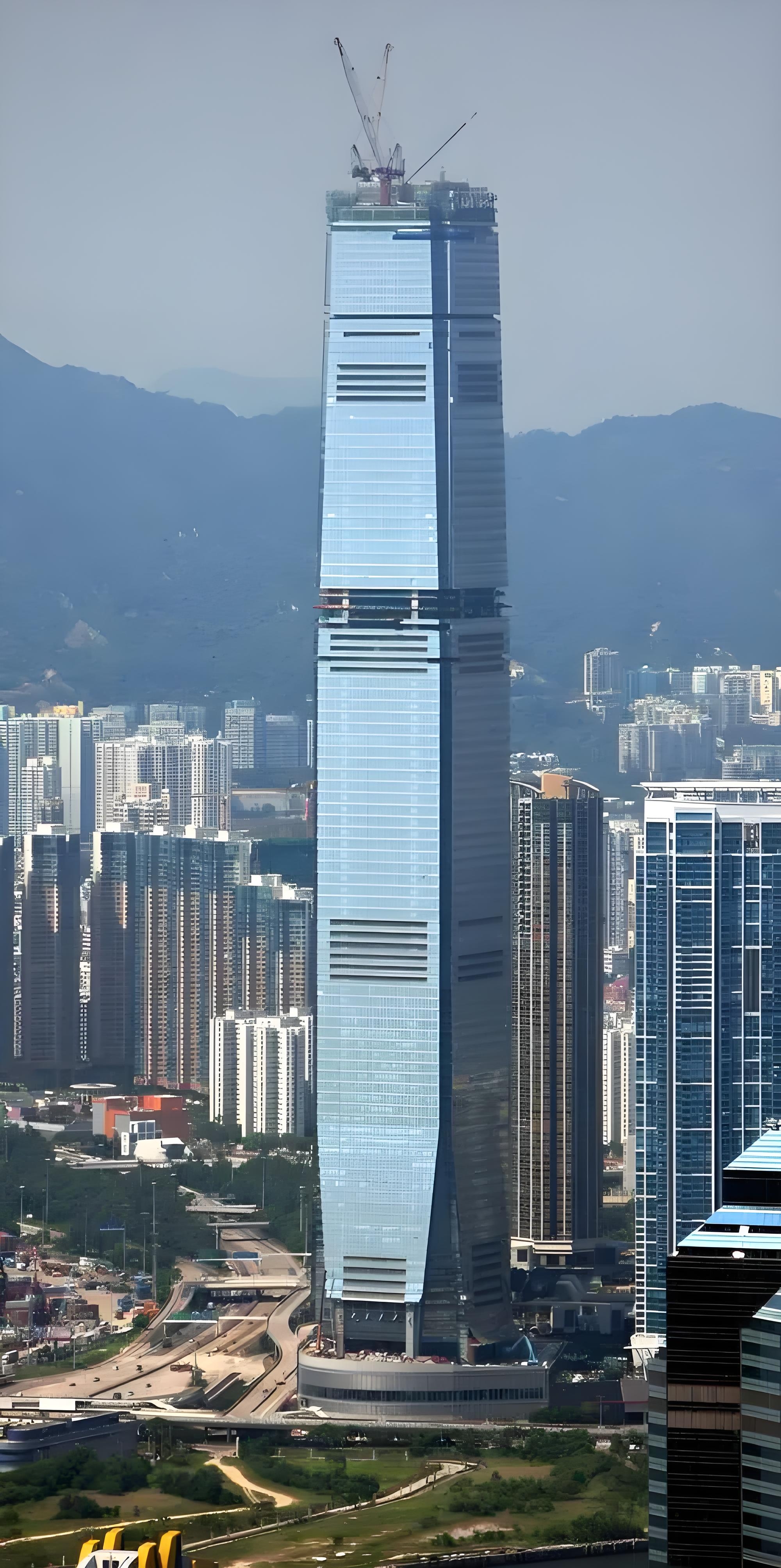 香港是全球顶尖的摩天之都,200米以上的摩天大楼在全球排名前三.