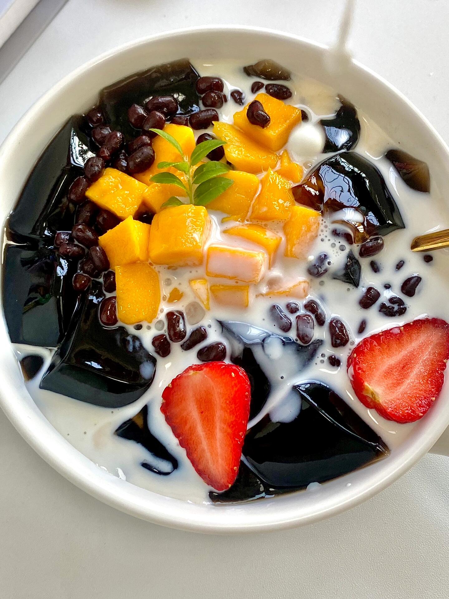 好吃又简单～甜甜的真的好吃哦爱 600ml开兑100g烧仙草粉,搅拌均匀