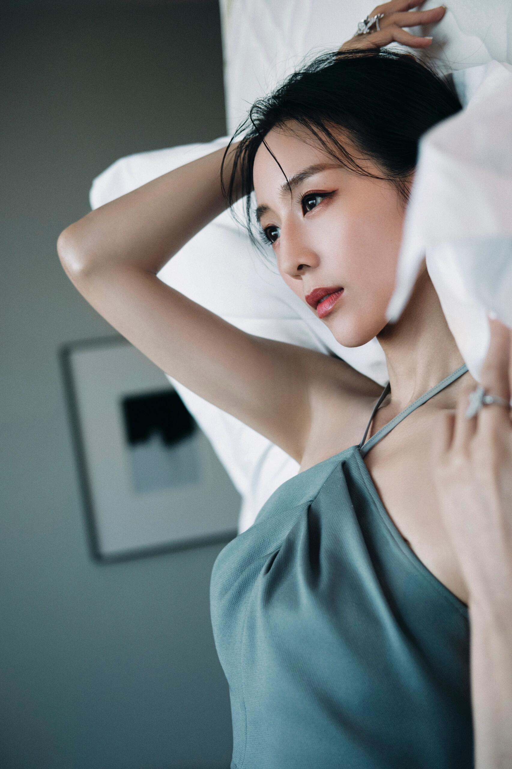 头大脖子细的女人图片