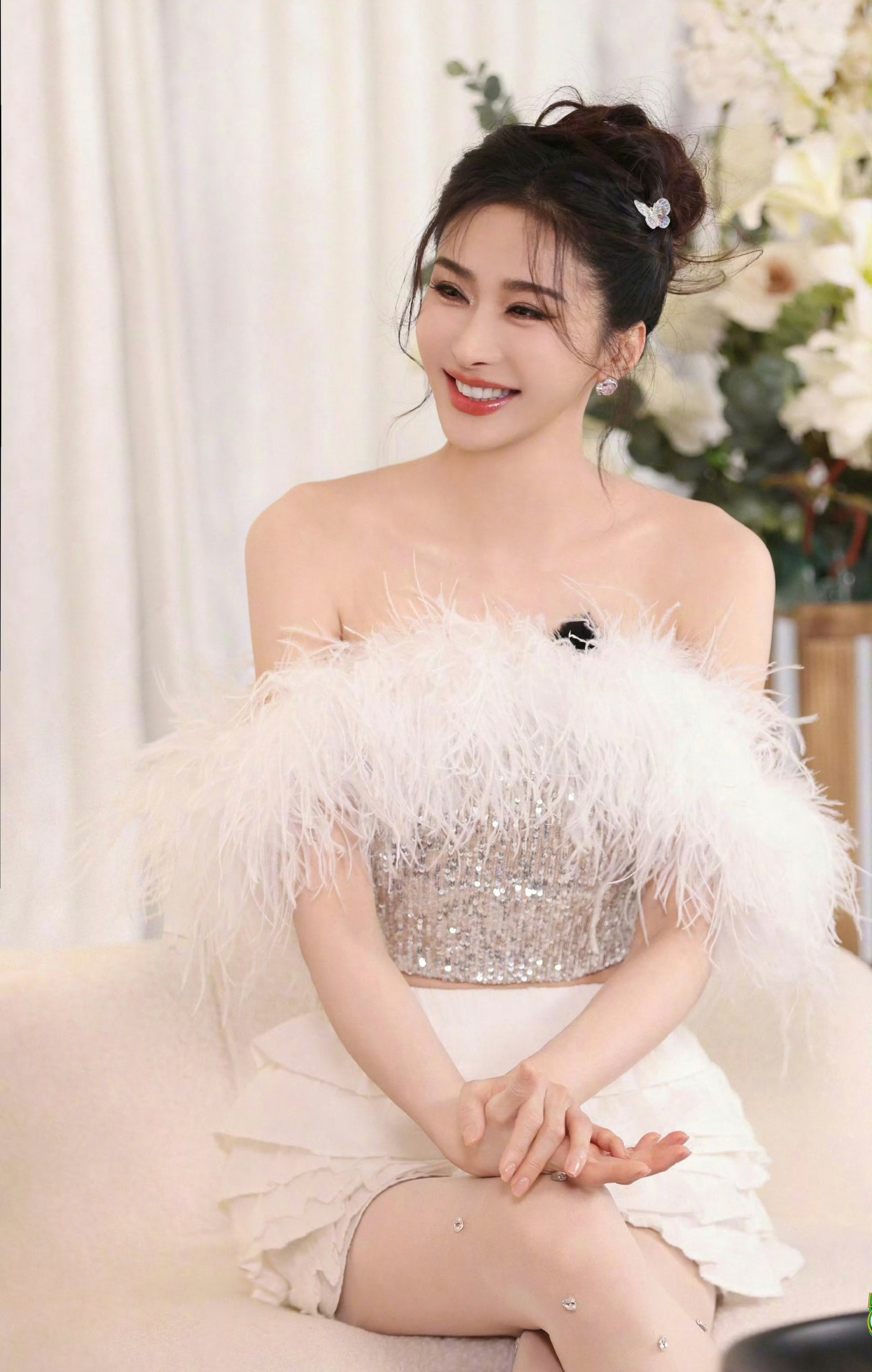 陈冰银色亮片抹胸上衣+白色短裙搭配镶钻白丝优雅美丽魅力四射