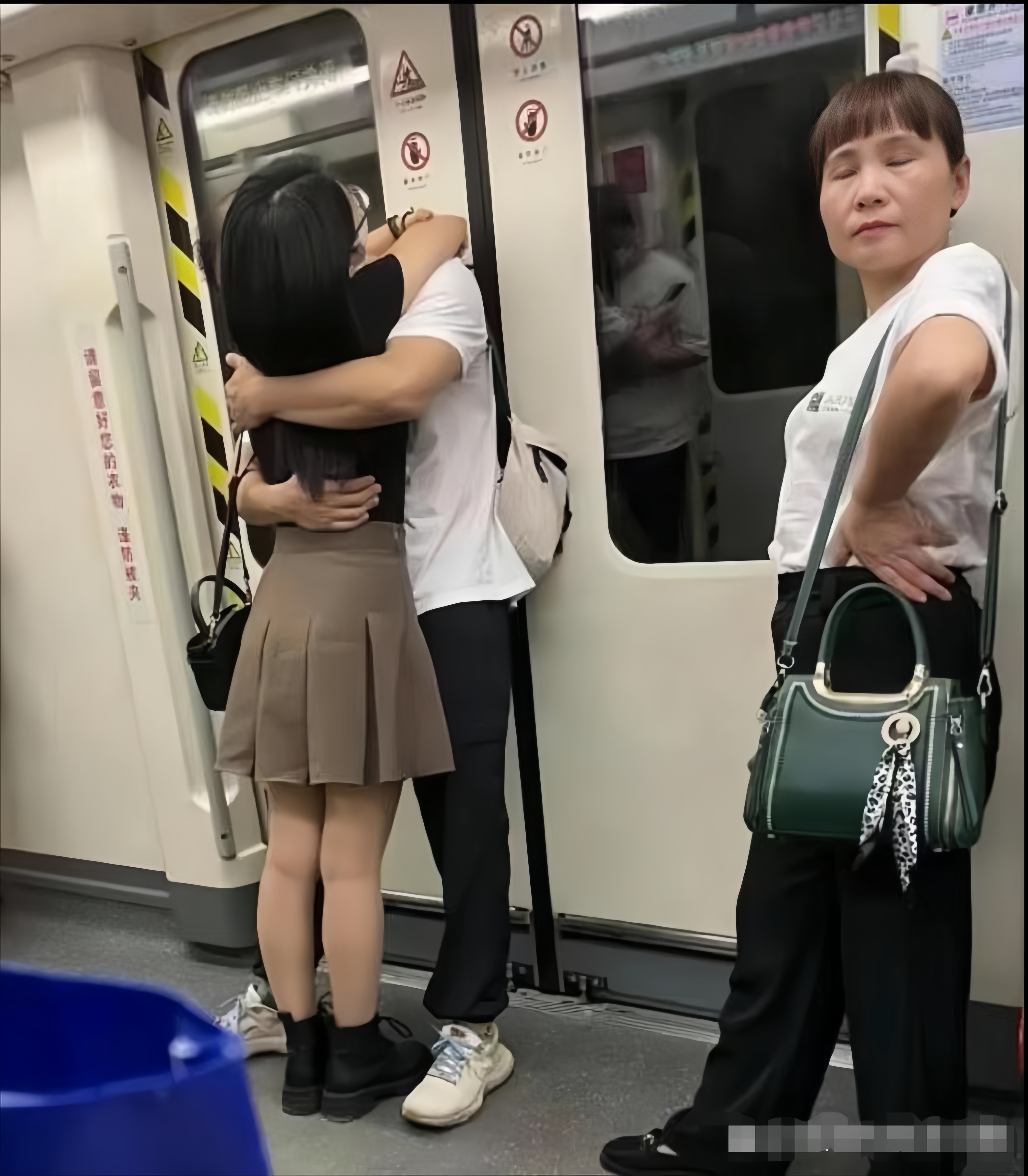 她直接把脸转了过去,好像在说,年轻人你们在这秀恩爱我老人家可受不了