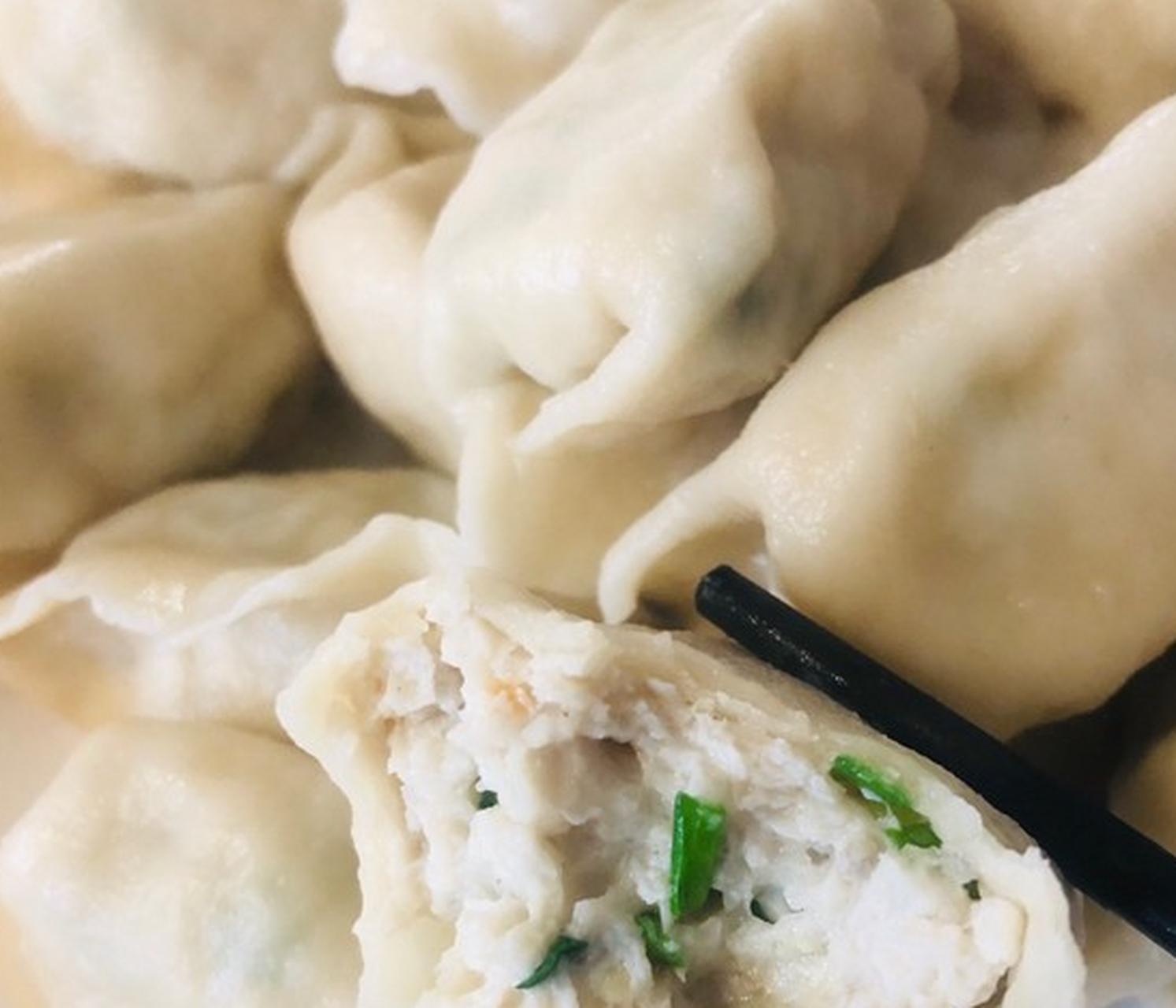 五花肉韭菜鲜馅诱人无比05制作技巧大公开:皮薄馅料满.