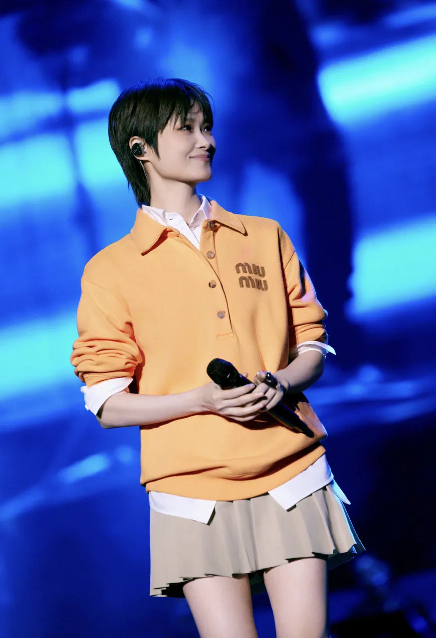 超女冠军李宇春现状:40岁的她穿百褶裙看起来像大学生,年龄在她面前真