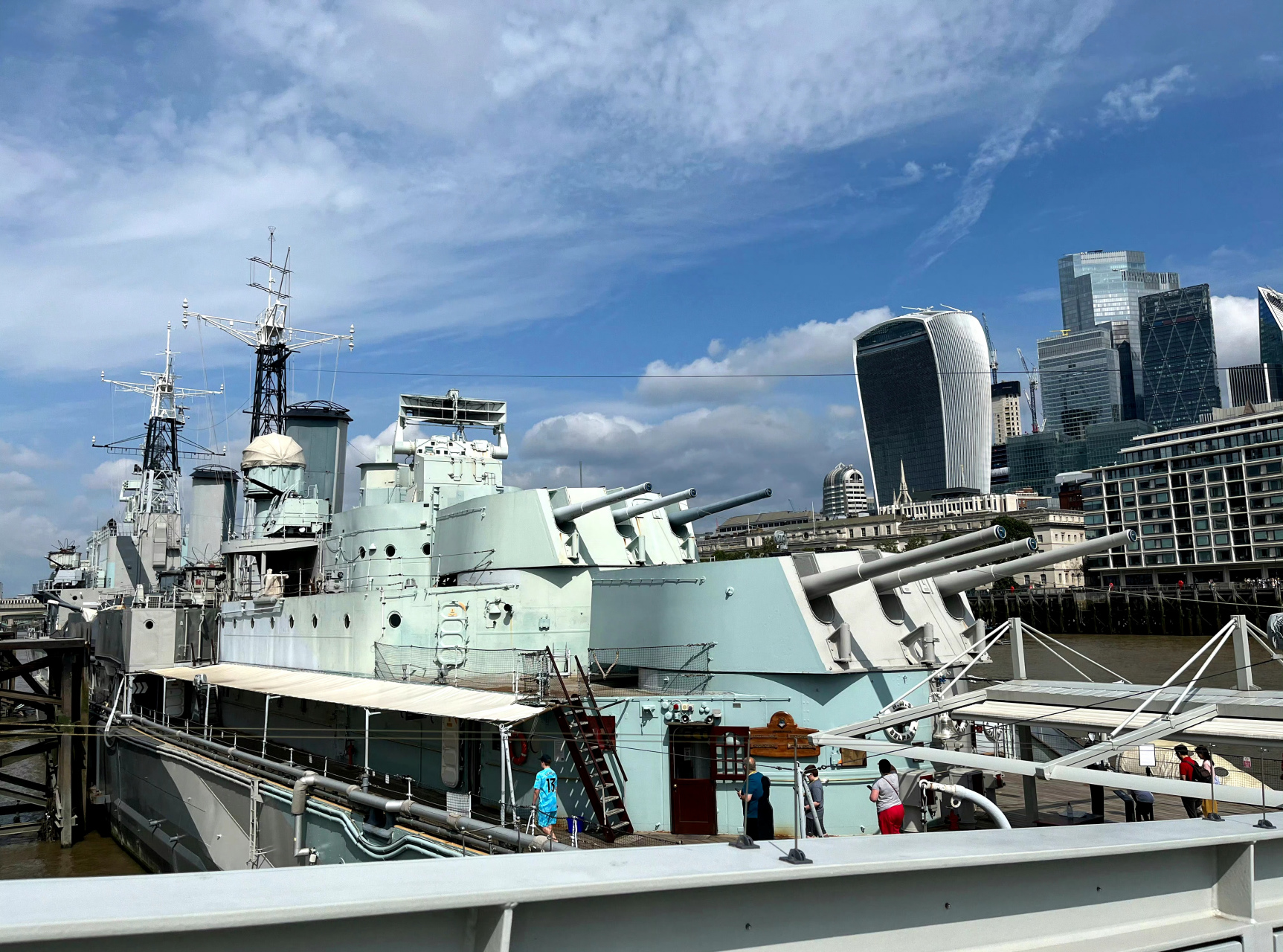 舰船欣赏:英国海军贝尔法斯特号轻巡洋舰,1944年6月6日早上5点30分,其