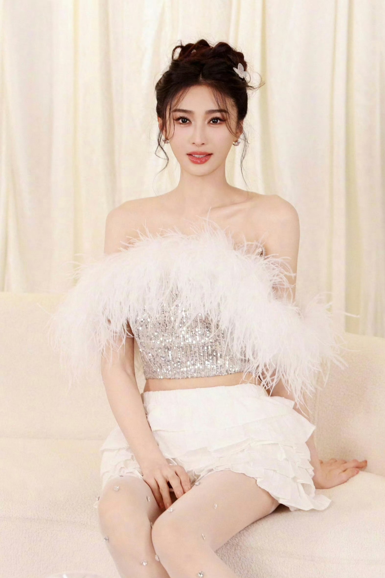 陈冰银色亮片抹胸上衣+白色短裙搭配镶钻白丝优雅美丽魅力四射
