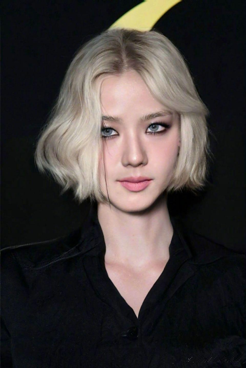 金智秀金色短发造型