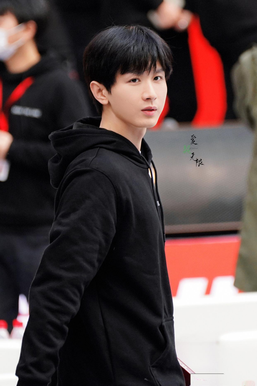 成毅现代装有点欠缺了