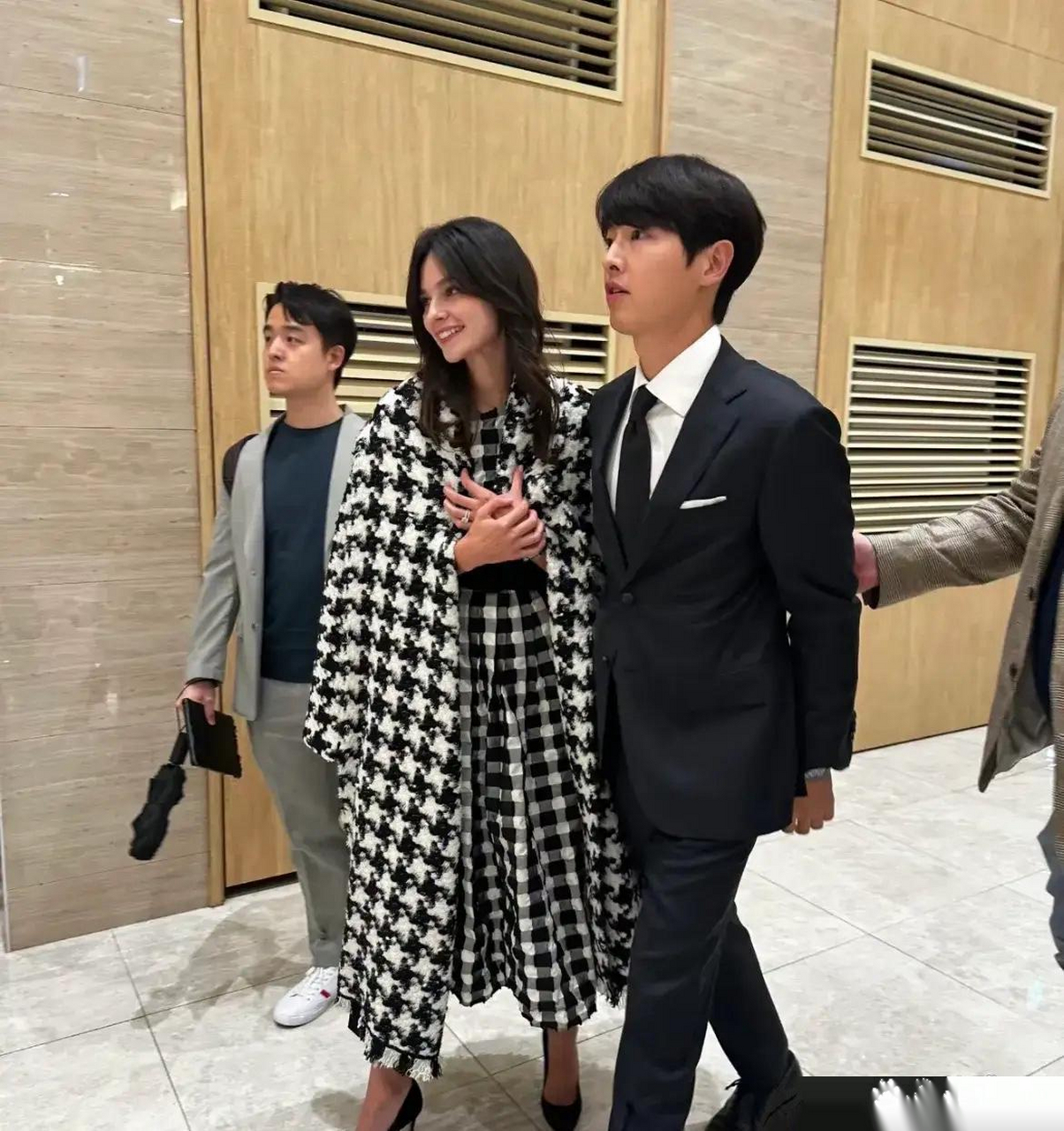 宋仲基携二婚老婆现身妹妹婚礼,他妻子本人很美,颜值不输宋慧乔!